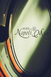 那不勒斯NapoliMia Boutique Hotel的上面写着napolitano酒店的字盘