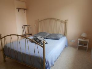 RorthaisChez Seb & Claire的一间卧室配有一张带蓝色床单的床和一把椅子