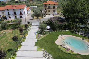 瓜尔迪亚格雷莱B&B Dei Raselli的享有房子空中景色,在庭院里设有一个游泳池