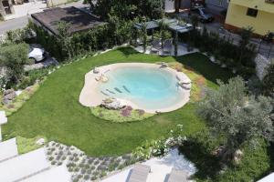 瓜尔迪亚格雷莱B&B Dei Raselli的花园游泳池的顶部景色