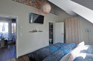 美因河畔法兰克福法兰克福住宿加早餐旅馆的卧室配有一张床,墙上配有电视。
