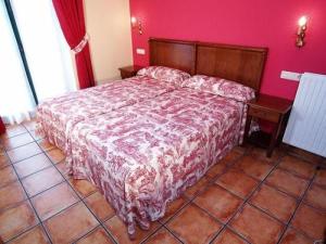 阿里纳斯·德·卡伯瑞勒斯卡夫拉莱斯别墅公寓的一间卧室配有一张床和粉红色的墙壁