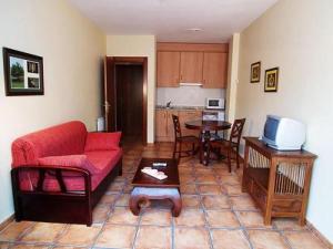 阿里纳斯·德·卡伯瑞勒斯卡夫拉莱斯别墅公寓的客厅配有红色的沙发和桌子