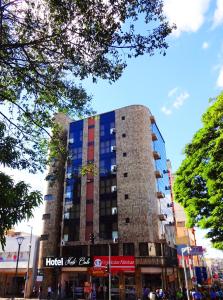 乌贝拉巴Hotel Monte Carlo Uberaba - Próximo ao Hospital UFTM , Hospital Dr Hélio Angotti e Hospital Regional Uberaba的城市中心高楼