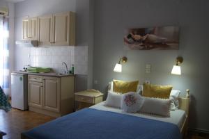帕蒂迪里奥斯特拉一室公寓的一间卧室配有一张带蓝色床单和黄色枕头的床。