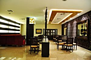 瓜亚基尔马尔奇丽斯酒店的一间在房间内配有桌椅的餐厅