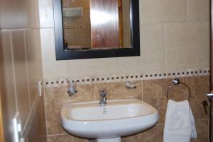 圣克莱门特雷图尤拉波萨达德达米安公寓式酒店的浴室设有白色水槽和镜子