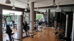 托塔纳行政运动酒店的健身房里有很多健身器材