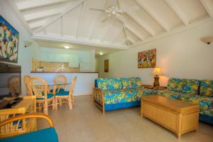 Shoal Bay VillageShoal Bay Villas的客厅配有沙发和桌子