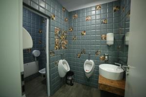 阿加彼马马亚酒店的一间浴室