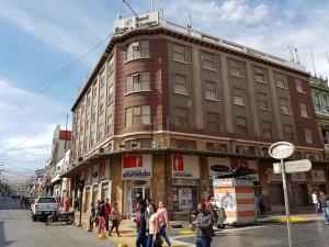 安托法加斯塔Hotel Diego de Almagro Antofagasta Express的一条城市街道上一座大型建筑,人们穿过街道