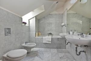 布拉格皇家布拉格城市公寓 的白色的浴室设有2个盥洗盆和1个卫生间。