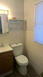 Saint CharlesWhite Valley Motel的浴室配有白色卫生间和盥洗盆。