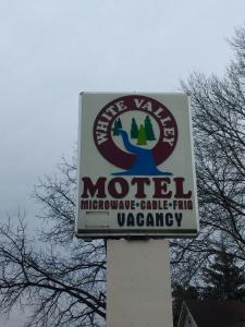 Saint CharlesWhite Valley Motel的 ⁇ 火杂乱的标志