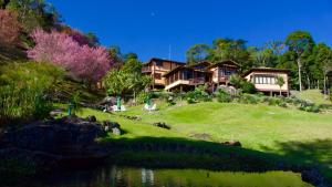 圣佩德罗塞拉Eco Resort Nagual的水体旁山丘上的房屋