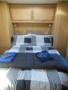 奥雷瓦西尔维达尔度假住宿加早餐旅馆的一间卧室配有一张带蓝白色床单的大床