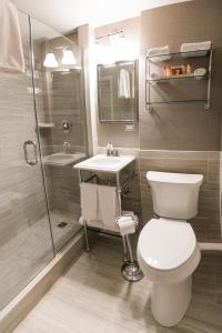 伊斯顿泰德沃特酒店的浴室配有卫生间、盥洗盆和淋浴。