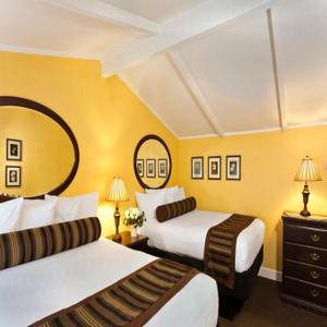 太平洋丛林蒙特雷半岛酒店 的酒店客房,设有两张床和镜子