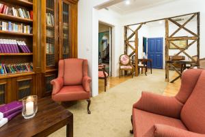 里斯本York House Lisboa Hotel的客厅配有两把椅子和一张桌子