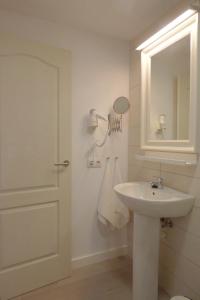 蒂亚斯Casa Berriel 1的白色的浴室设有水槽和镜子
