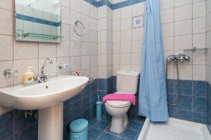 莫斯塔Elaias Gi Residence的一间带水槽、卫生间和淋浴的浴室