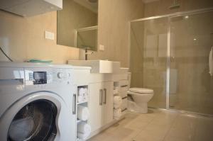 伦马克Renmark Holiday Apartments的一间带洗衣机和卫生间的浴室