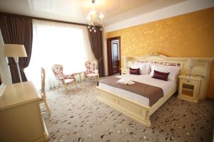 北马马亚-讷沃达里Almar Luxury的一间卧室设有一张床和一个大窗户