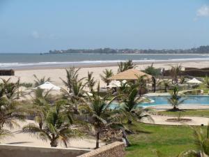 马林迪Ocean Beach Resort & Spa ASTON Collection Hotels的享有海滩美景。