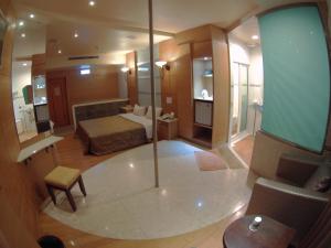 台南长荣兴商务汽车旅馆(台南馆) 的大型酒店客房设有床和浴室。