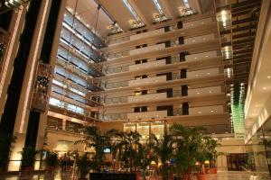 拉合尔拉合尔五洲明珠大酒店的一座大型建筑,在商场里种植棕榈树