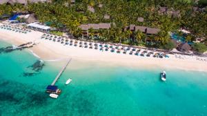 贝尔马尔康斯丹毛里求斯贝尔玛尔度假酒店的享有海滩的空中景色,在水中划船