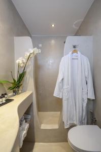 圣安娜纳克索斯Agnadi Hotel的浴室里挂着白色的长袍