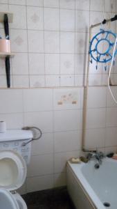 内罗毕Juddy Place的浴室配有卫生间、盥洗盆和浴缸。