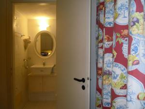 伊罗达帕拉米奥斯公寓酒店的一间带水槽和镜子的浴室