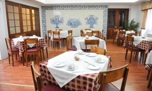 奥尔塔Hotel São Francisco的用餐室配有桌椅和白色桌布