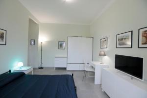 都灵Albergo San Maurizio的一间卧室配有一张床和一台平面电视
