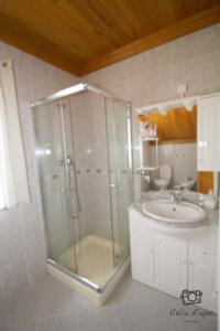 萨布盖鲁Casa da Ribeirinha的带淋浴和盥洗盆的浴室