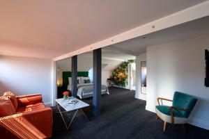 伦敦普特尼小屋酒店的客厅配有沙发和1张床