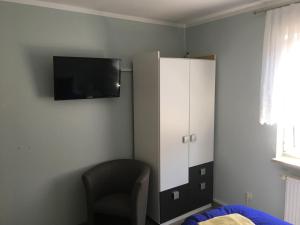 洛默莫里斯艾亚斯蒙德公寓 - 国家公园的一间卧室配有电视、橱柜和椅子