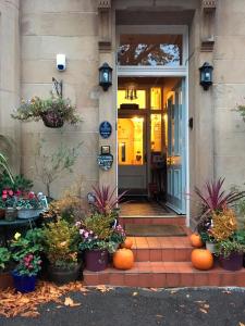 爱丁堡敖彬别墅酒店的台阶上带南瓜的房子的前门