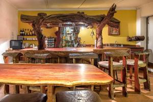 Voigtland特兰斯卡拉哈利宾馆的一间酒吧,房间内设有木桌和椅子