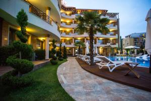 阳光海滩维尔希斯精品公寓式酒店的庭院里设有游泳池和躺椅的酒店