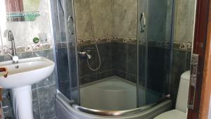 Kvariat'iCottages at Villa Del Mar Kvariati的带淋浴、盥洗盆和卫生间的浴室