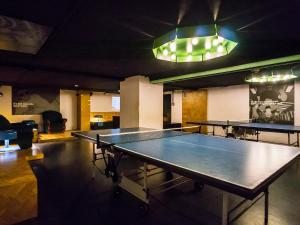 柏林阿姆斯特尔酒店的乒乓球桌,带乒乓球桌的房间