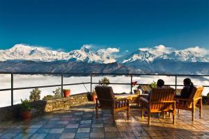 博卡拉拉尼班静修酒店的两人坐在桌子上,享有山景