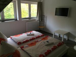 格赖夫斯瓦尔德Ferienwohnung-zur-Klosterruine-Eldena的一间带两张床的卧室,位于带窗户的房间内