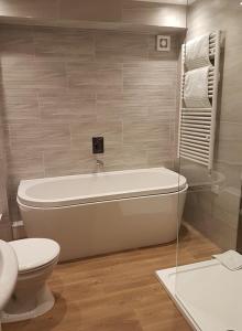 Laxton德福蔻特旅馆的带浴缸、卫生间和盥洗盆的浴室