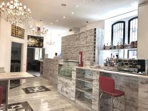 米兰New Generation Hostel Milan Center Navigli的餐厅设有红色椅子和酒吧