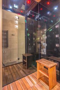 考斯赛力克扎科帕内基里公寓的客房设有长凳和淋浴。