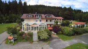 圣恩吉玛Landgasthof Hotel Zum Hirschenstein, Pension Garni的享有花园大房子的空中景致